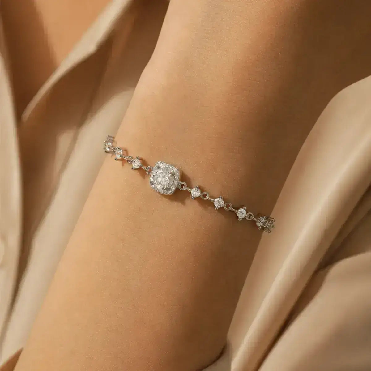 Pulseira Halo em prata 925 com moissanite usada no pulso feminino, com visual elegante e sofisticado