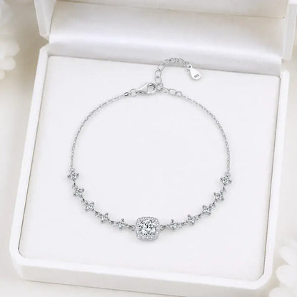 Pulseira Halo em Prata de Lei 925 com moissanite de 0,80 ct, pedra central com halo brilhante e detalhes laterais delicados