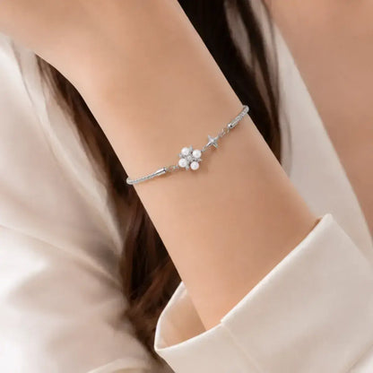 Pulseira em Prata de Lei 925 com pérola natural e moissanites usada no pulso de uma modelo