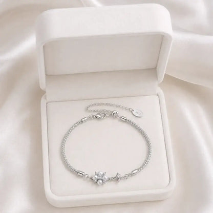 Pulseira delicada em Prata 925 com pérola natural e moissanite apresentada em caixa de joias de veludo branca