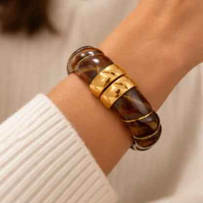 Pulseira de resina castanha usada com roupa de Outono