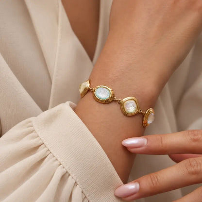 Pulseira de resina com efeito madrepérola usada num look elegante