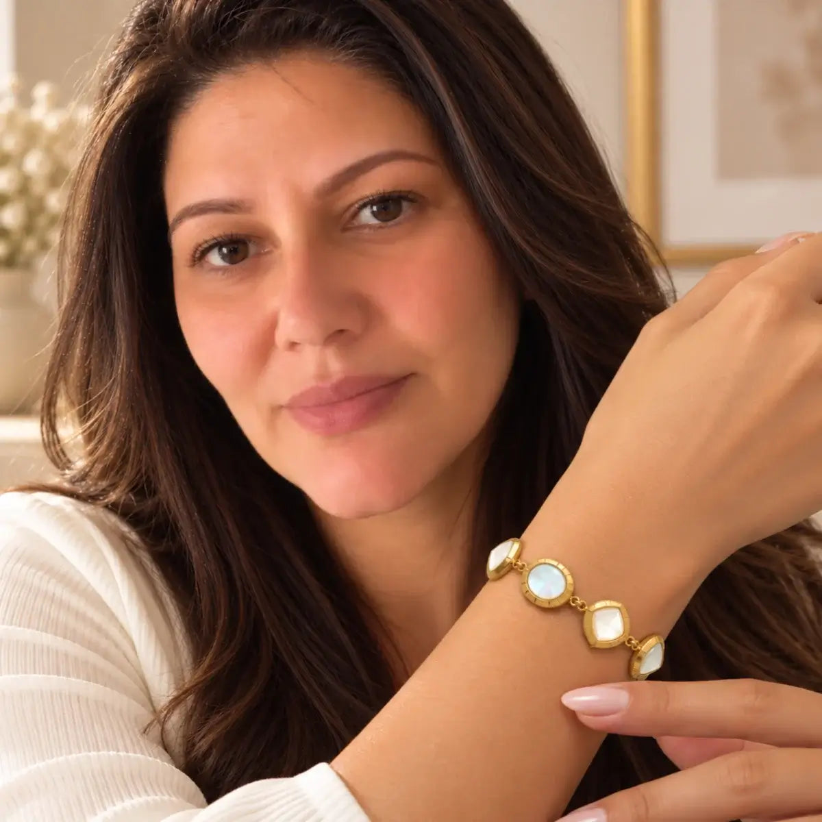 Pulseira de resina com efeito madrepérola usada pela Modelo Vunelle