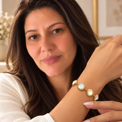 Pulseira de resina com efeito madrepérola usada pela Modelo Vunelle