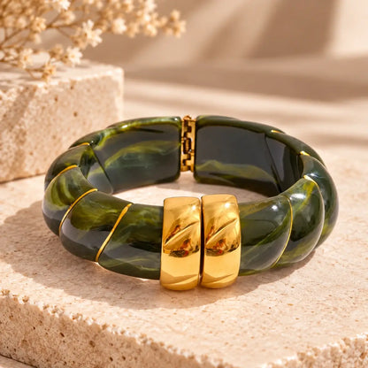 Pulseira de resina verde oliva larga com design geométrico e acabamento dourado