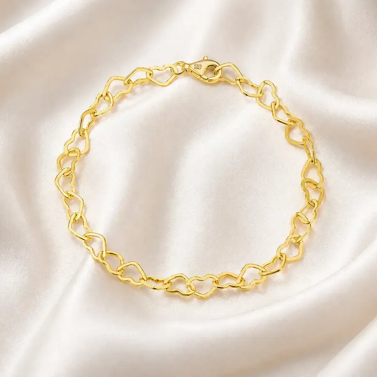 Pulseira em prata 925 certificada com elo de coração e acabamento dourado vista frontal